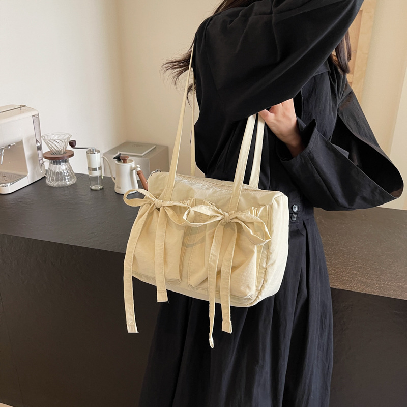 Crossbody torba s mašnicom, platno (vodoravni kvadratni oblik, zatvoren otvor, laminirani džep na zip, dvostruke naramenice)