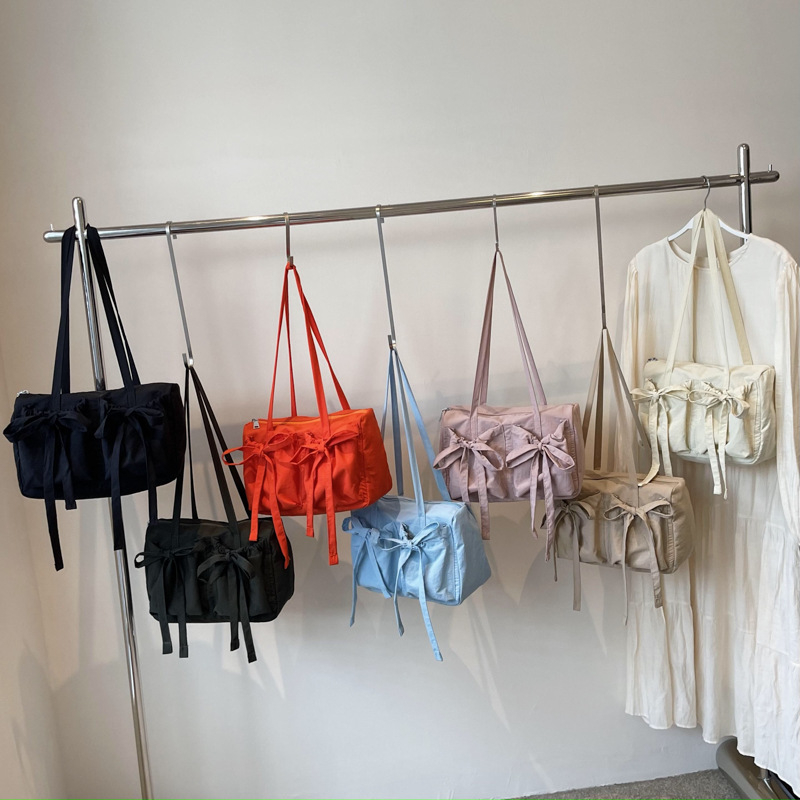 Crossbody torba s mašnicom, platno (vodoravni kvadratni oblik, zatvoren otvor, laminirani džep na zip, dvostruke naramenice)