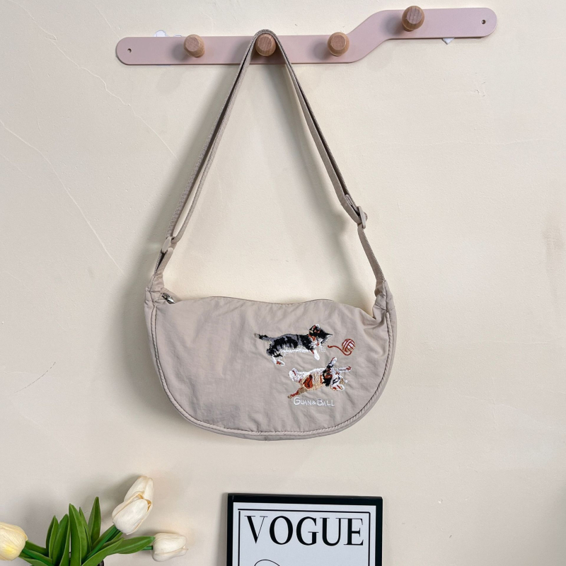 2026 nova izvezena dumpling torba, lagana i kompaktna, za nošenje na rame ili crossbody