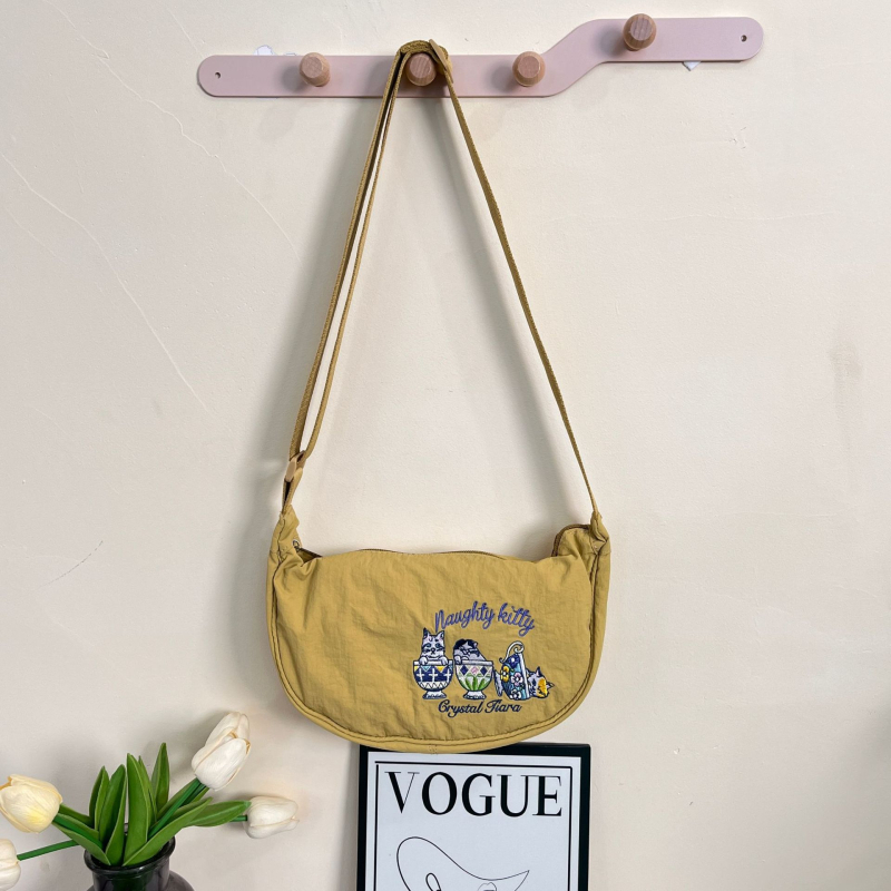 2026 nova izvezena dumpling torba, lagana i kompaktna, za nošenje na rame ili crossbody