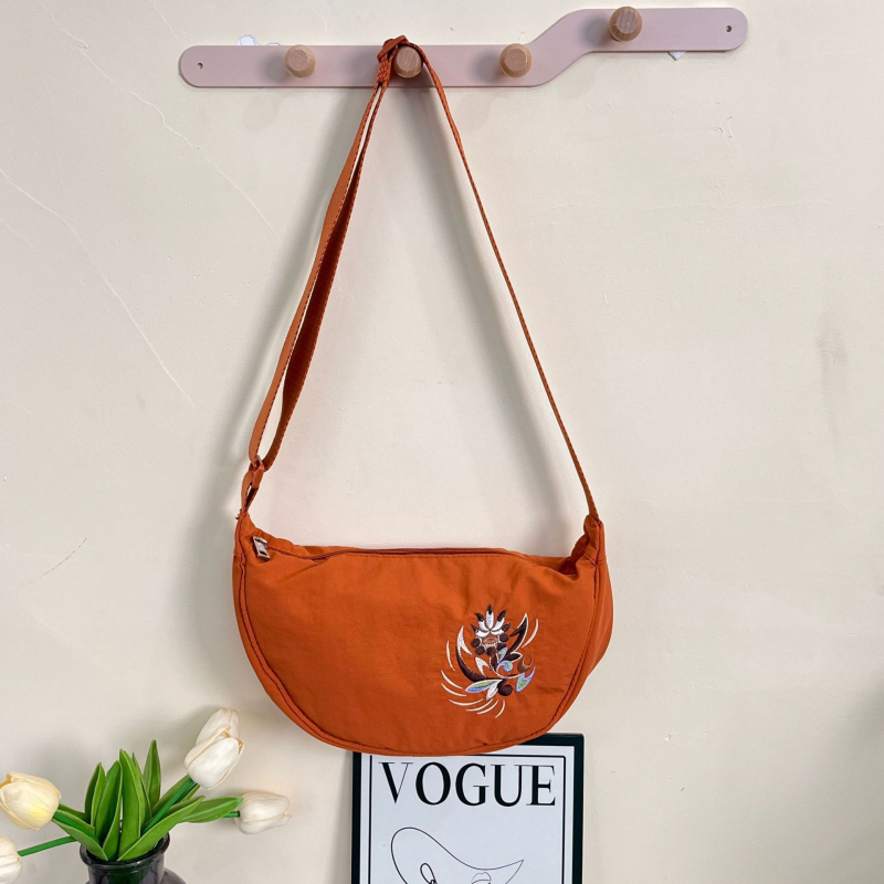 2026 nova izvezena dumpling torba, lagana i kompaktna, za nošenje na rame ili crossbody