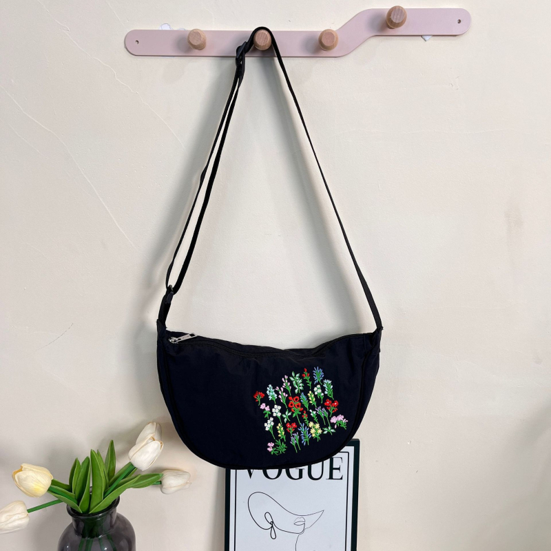 2026 nova izvezena dumpling torba, lagana i kompaktna, za nošenje na rame ili crossbody