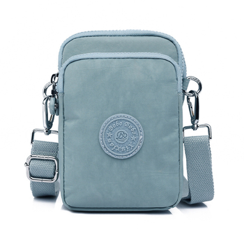 Sievietes crossbody somiņa telefons – neilons, mazs kvadrātveida formāts, vertikāls kvadrāts, rāvējslēdzēja atvērums, iekšējās kabatas ar rāvējslēdzēju (telefons)