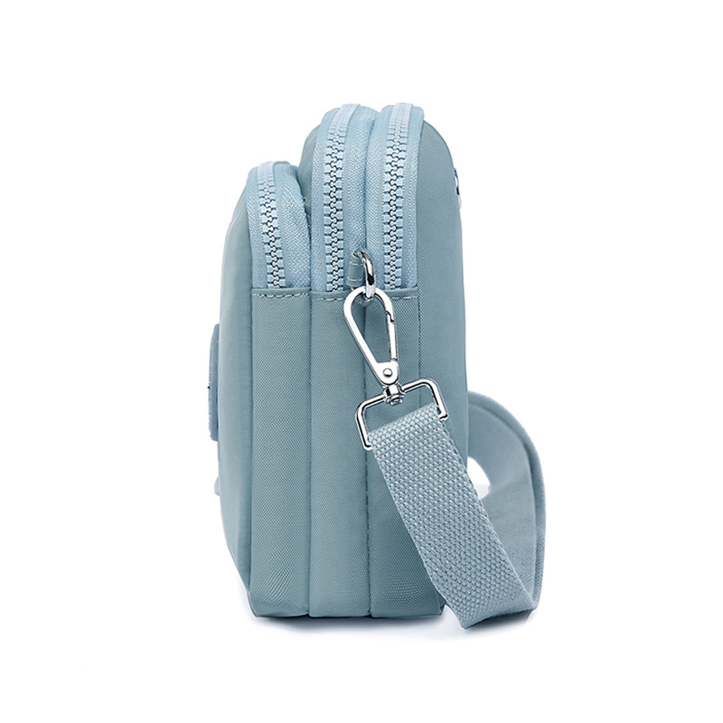 Sievietes crossbody somiņa telefons – neilons, mazs kvadrātveida formāts, vertikāls kvadrāts, rāvējslēdzēja atvērums, iekšējās kabatas ar rāvējslēdzēju (telefons)