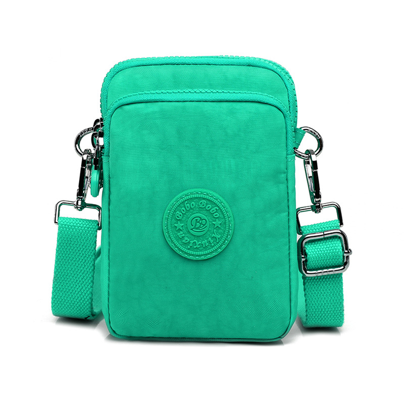 Sievietes crossbody somiņa telefons – neilons, mazs kvadrātveida formāts, vertikāls kvadrāts, rāvējslēdzēja atvērums, iekšējās kabatas ar rāvējslēdzēju (telefons)