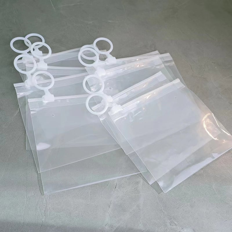 Stalak za izlaganje nakita — umjetnički stil, proljeće 2023