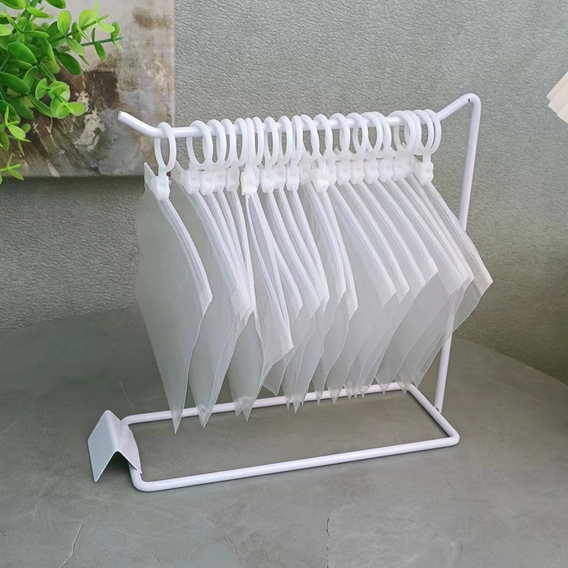 Stalak za izlaganje nakita — umjetnički stil, proljeće 2023