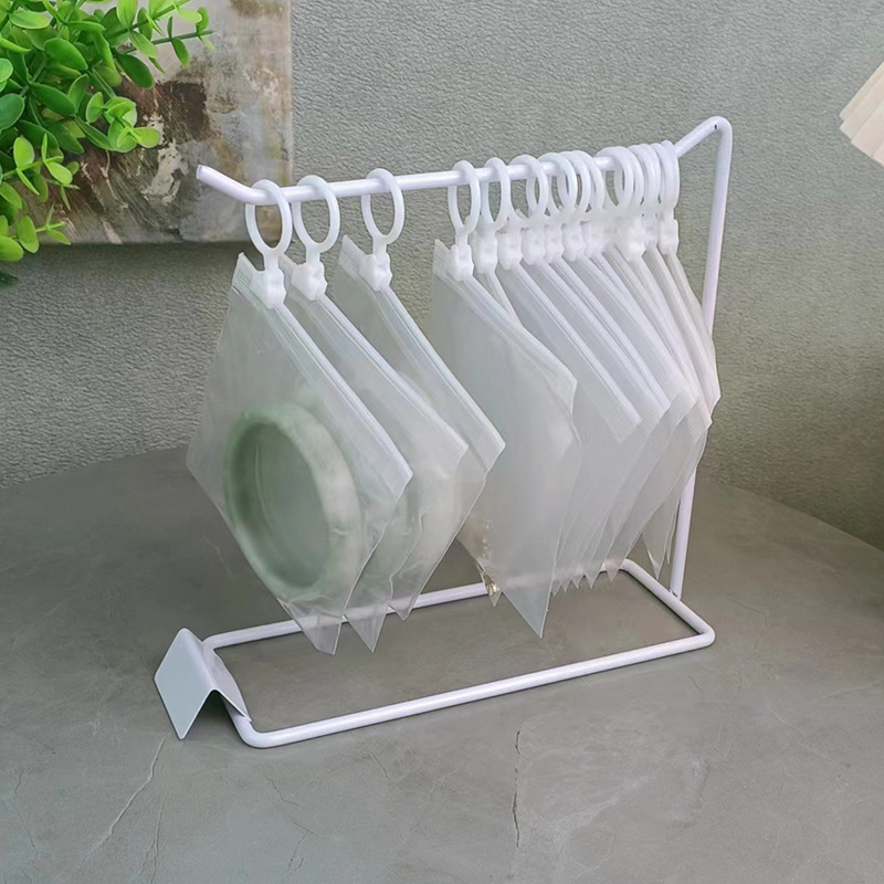 Stalak za izlaganje nakita — umjetnički stil, proljeće 2023