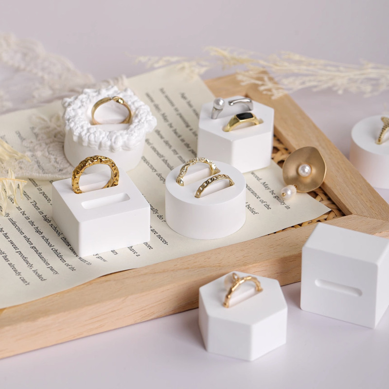 Stalak za prstenje od gipsa, jednostupanjski, nordijski stil, ručna izrada