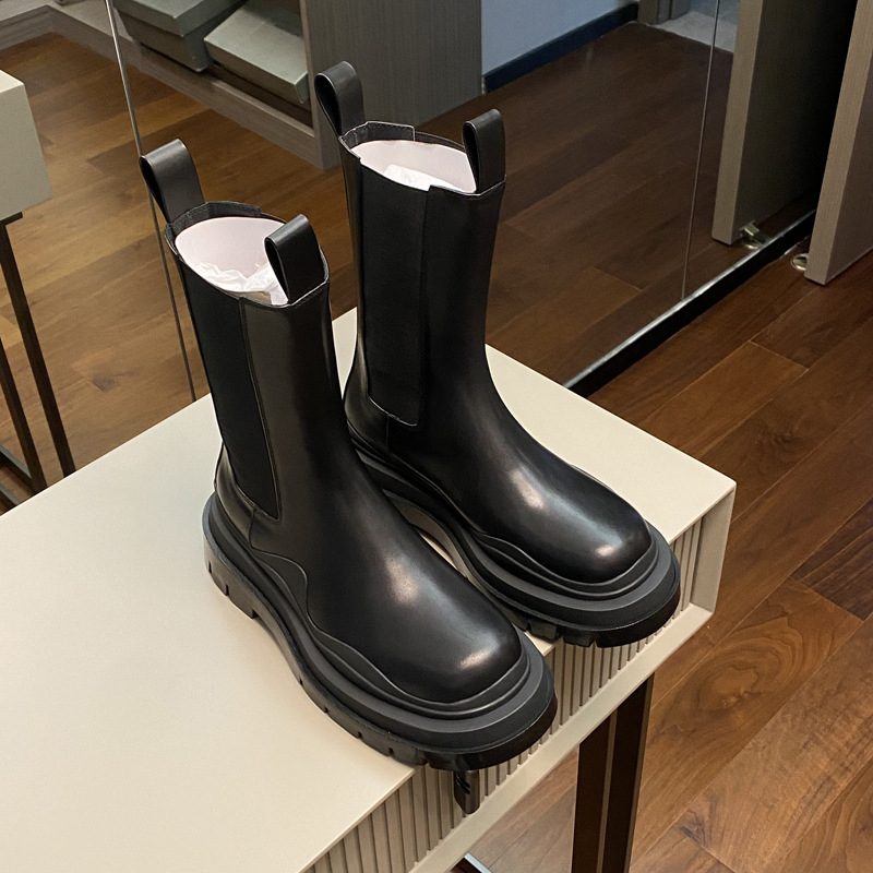 Martin zābaki ar gumijas zoli, augšējais materiāls – pirmās kārtas liellopa āda, iekšējā zole – pirmās kārtas liellopa āda, paaugstināts dizains