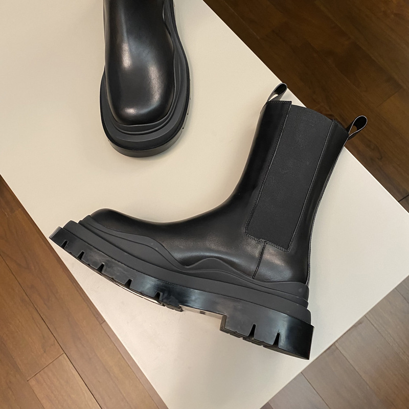 Martin zābaki ar gumijas zoli, augšējais materiāls – pirmās kārtas liellopa āda, iekšējā zole – pirmās kārtas liellopa āda, paaugstināts dizains