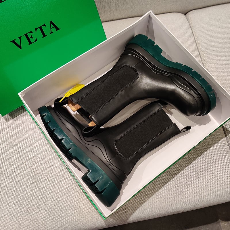 Martin zābaki ar gumijas zoli, augšējais materiāls – pirmās kārtas liellopa āda, iekšējā zole – pirmās kārtas liellopa āda, paaugstināts dizains