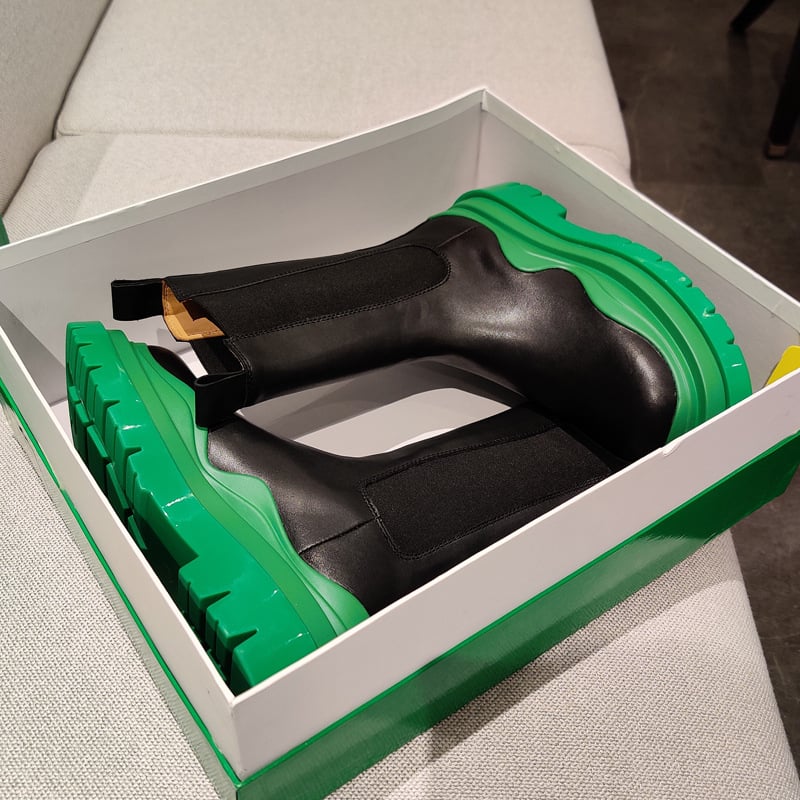 Martin zābaki ar gumijas zoli, augšējais materiāls – pirmās kārtas liellopa āda, iekšējā zole – pirmās kārtas liellopa āda, paaugstināts dizains