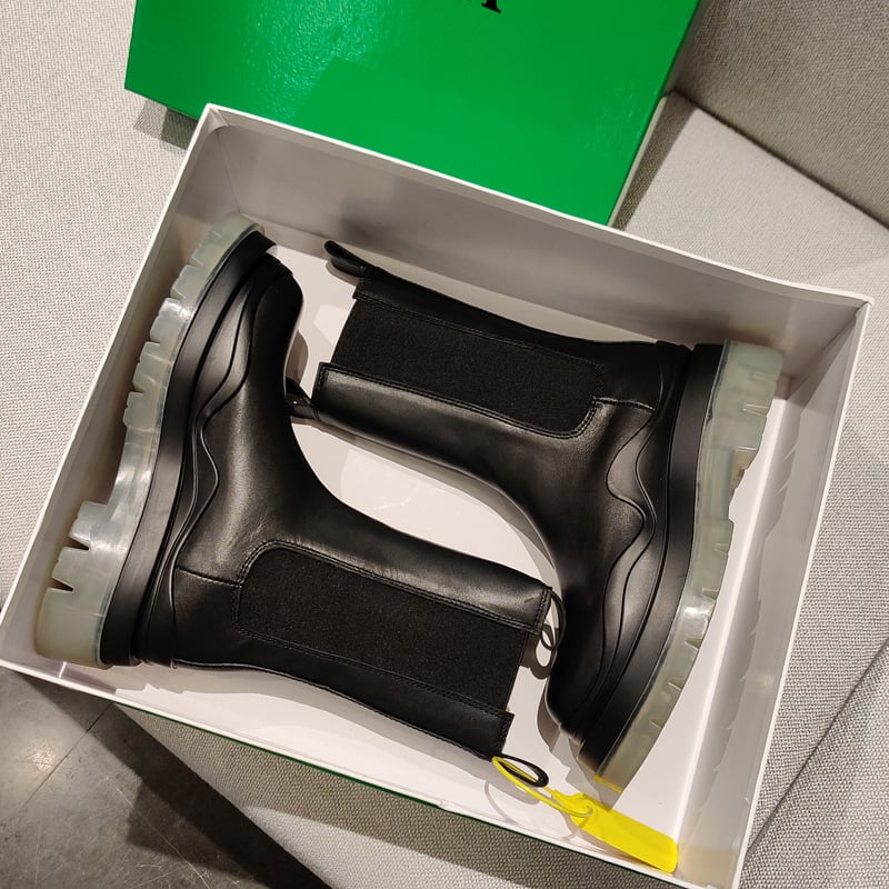 Martin zābaki ar gumijas zoli, augšējais materiāls – pirmās kārtas liellopa āda, iekšējā zole – pirmās kārtas liellopa āda, paaugstināts dizains