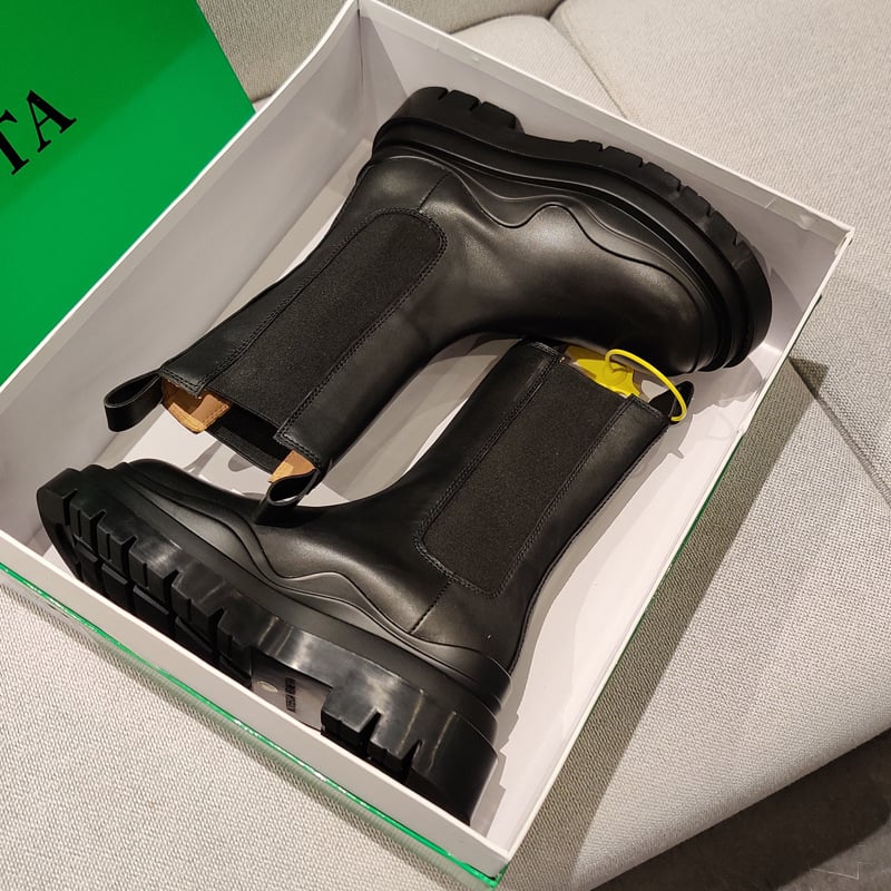 Martin zābaki ar gumijas zoli, augšējais materiāls – pirmās kārtas liellopa āda, iekšējā zole – pirmās kārtas liellopa āda, paaugstināts dizains