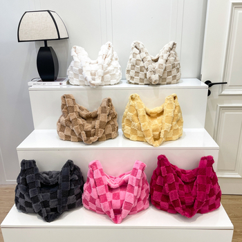 Haonna pūkaina tote soma ar horizontālu kvadrātformu un rāvējslēdzēja aizvēršanu