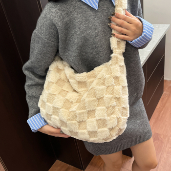 Haonna pūkaina tote soma ar horizontālu kvadrātformu un rāvējslēdzēja aizvēršanu