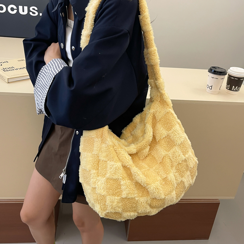 Haonna pūkaina tote soma ar horizontālu kvadrātformu un rāvējslēdzēja aizvēršanu