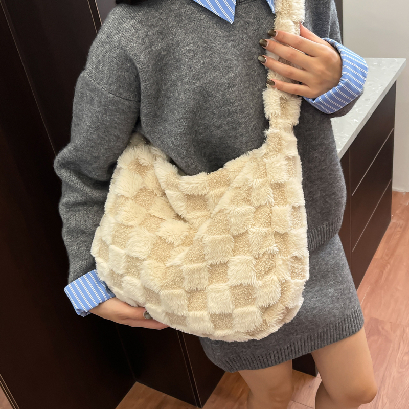 Haonna pūkaina tote soma ar horizontālu kvadrātformu un rāvējslēdzēja aizvēršanu