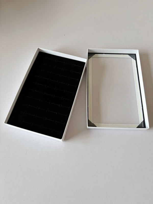 Kutija za prikazivanje nakita za prstenje i naušnice, od kompozitnih materijala, prodajna ambalaža, namijenjena pakiranju prstena, specijalno pakiranje nakita