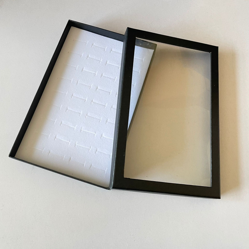 Kutija za prikazivanje nakita za prstenje i naušnice, od kompozitnih materijala, prodajna ambalaža, namijenjena pakiranju prstena, specijalno pakiranje nakita