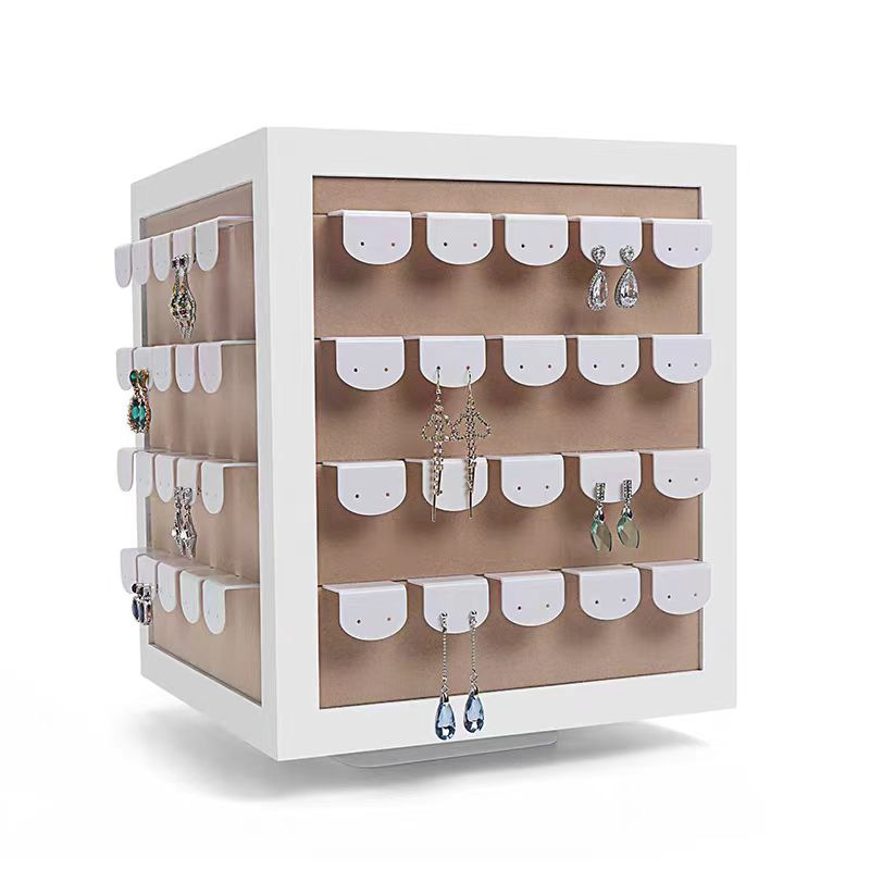 Rotirajući drveni stalak za nakit – trodimenzionalni dizajn, četiri razine, perforirana izrada, luksuzan dojam.