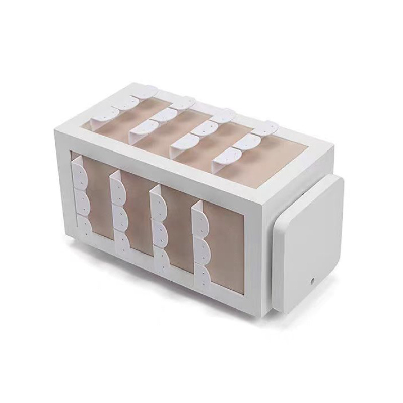 Rotirajući drveni stalak za nakit – trodimenzionalni dizajn, četiri razine, perforirana izrada, luksuzan dojam.