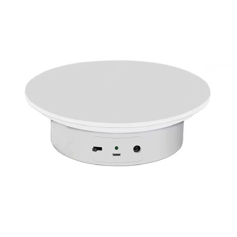 Rotirajući drveni stalak za nakit – trodimenzionalni dizajn, četiri razine, perforirana izrada, luksuzan dojam.