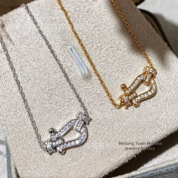 Réz nyaklánc U-alakú geometriai medállal, Zircon, csavart lánc, gyémántcsiszolt kivitel