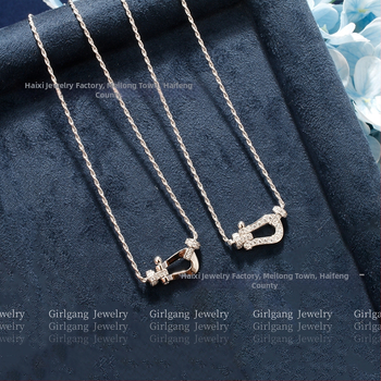 Réz nyaklánc U-alakú geometriai medállal, Zircon, csavart lánc, gyémántcsiszolt kivitel