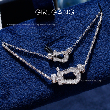 Réz nyaklánc U-alakú geometriai medállal, Zircon, csavart lánc, gyémántcsiszolt kivitel