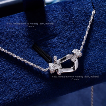 Réz nyaklánc U-alakú geometriai medállal, Zircon, csavart lánc, gyémántcsiszolt kivitel