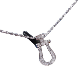 Réz nyaklánc U-alakú geometriai medállal, Zircon, csavart lánc, gyémántcsiszolt kivitel