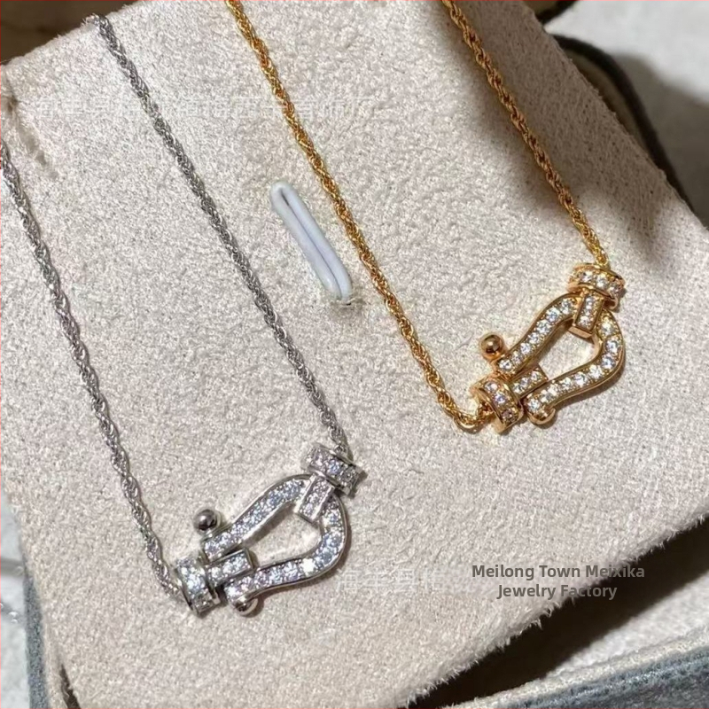 Réz nyaklánc U-alakú geometriai medállal, Zircon, csavart lánc, gyémántcsiszolt kivitel