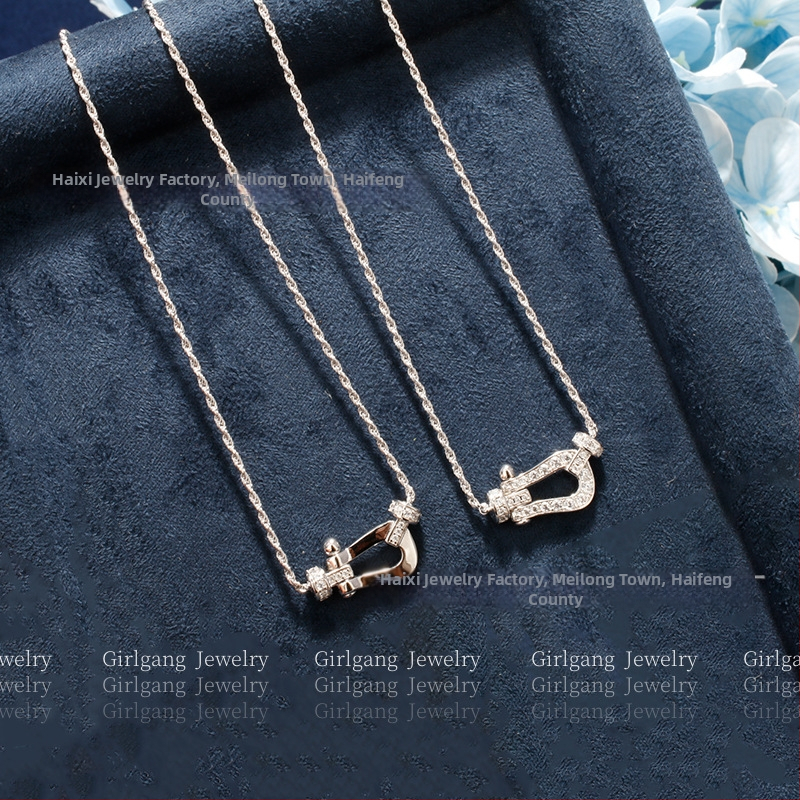 Réz nyaklánc U-alakú geometriai medállal, Zircon, csavart lánc, gyémántcsiszolt kivitel