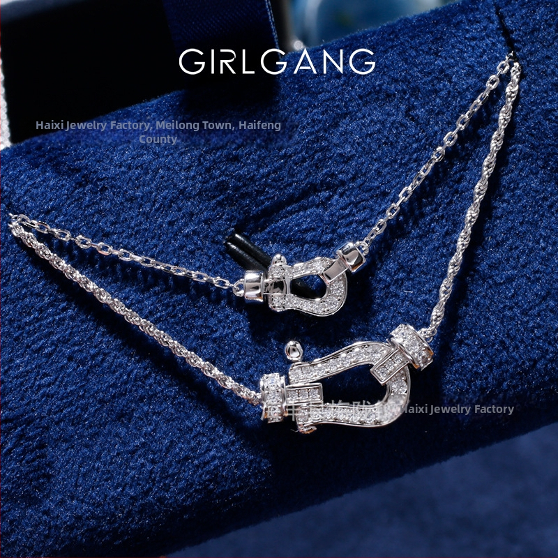 Réz nyaklánc U-alakú geometriai medállal, Zircon, csavart lánc, gyémántcsiszolt kivitel