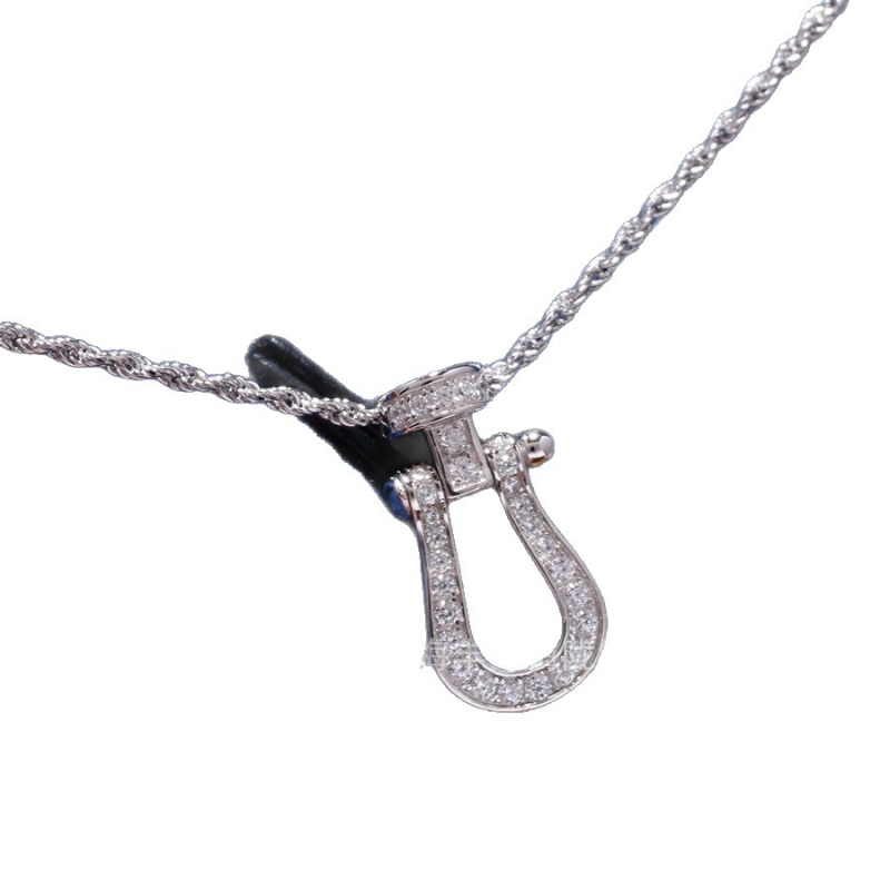 Réz nyaklánc U-alakú geometriai medállal, Zircon, csavart lánc, gyémántcsiszolt kivitel