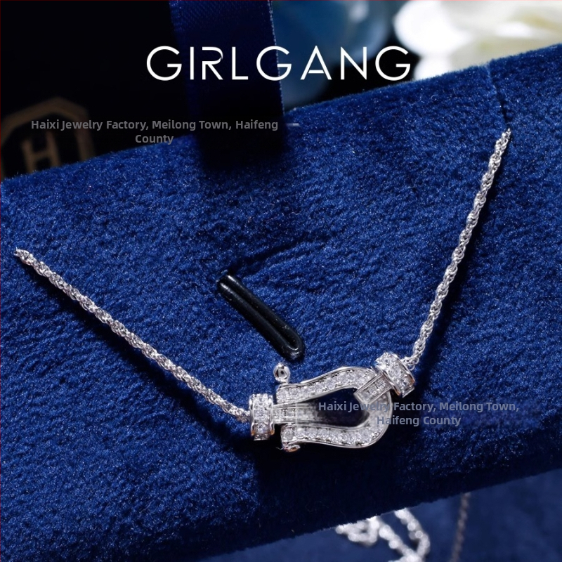 Réz nyaklánc U-alakú geometriai medállal, Zircon, csavart lánc, gyémántcsiszolt kivitel