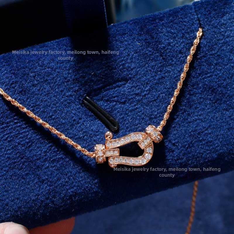 Réz nyaklánc U-alakú geometriai medállal, Zircon, csavart lánc, gyémántcsiszolt kivitel