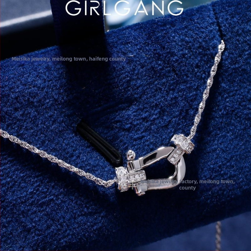 Réz nyaklánc U-alakú geometriai medállal, Zircon, csavart lánc, gyémántcsiszolt kivitel