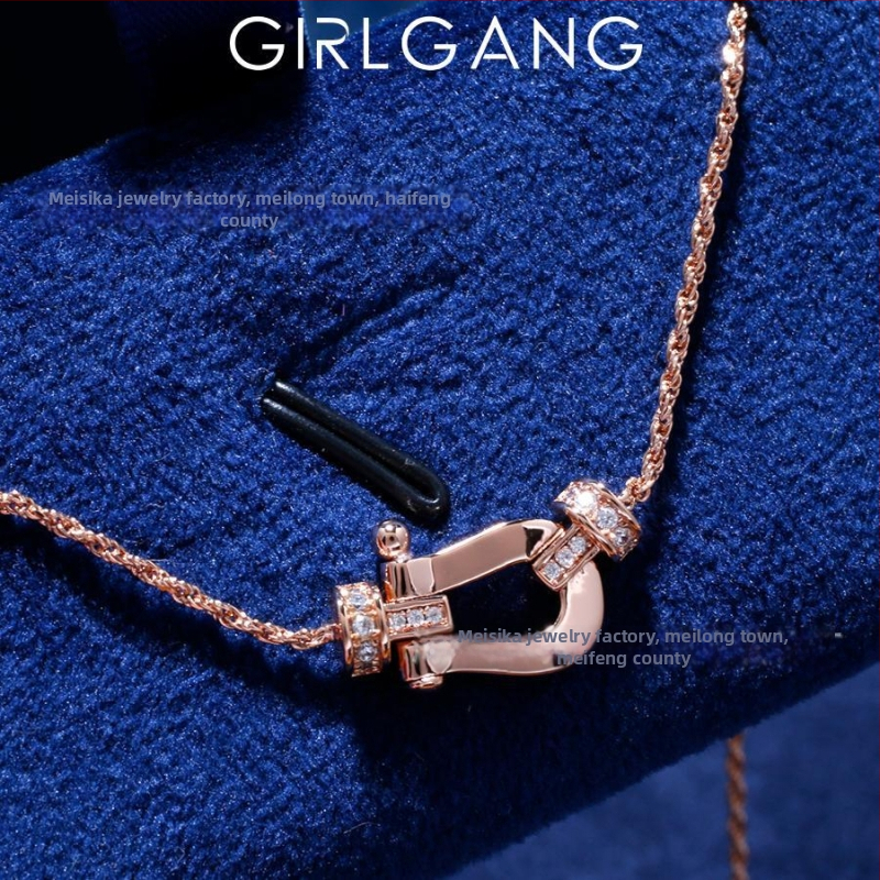 Réz nyaklánc U-alakú geometriai medállal, Zircon, csavart lánc, gyémántcsiszolt kivitel