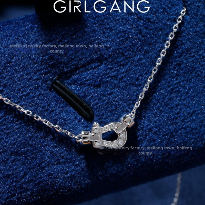 Réz nyaklánc U-alakú geometriai medállal, Zircon, csavart lánc, gyémántcsiszolt kivitel