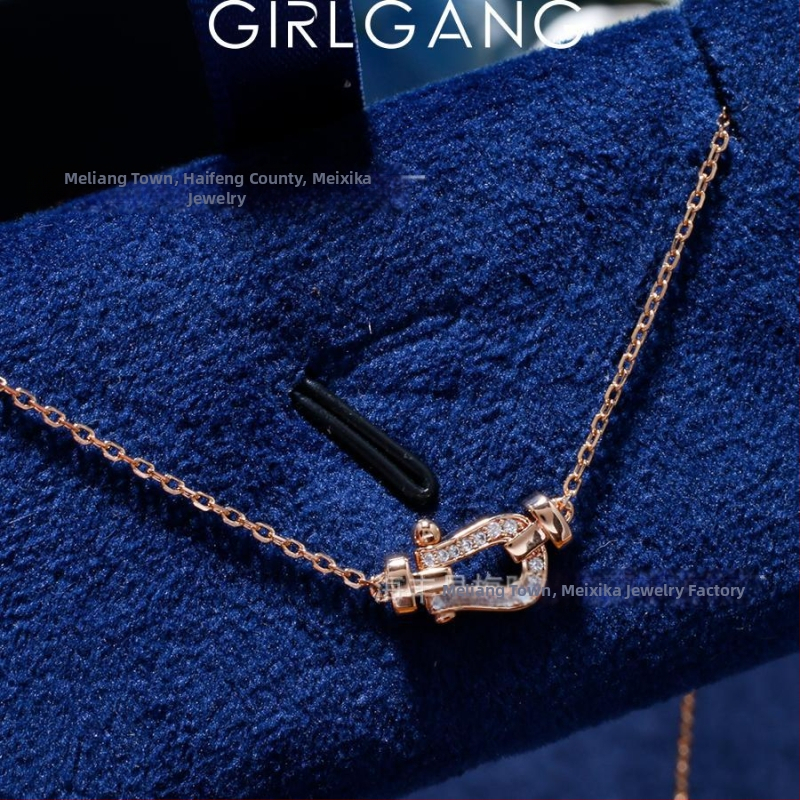 Réz nyaklánc U-alakú geometriai medállal, Zircon, csavart lánc, gyémántcsiszolt kivitel