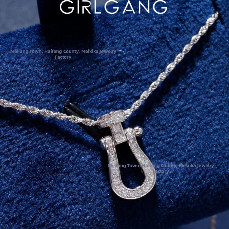 Réz nyaklánc U-alakú geometriai medállal, Zircon, csavart lánc, gyémántcsiszolt kivitel