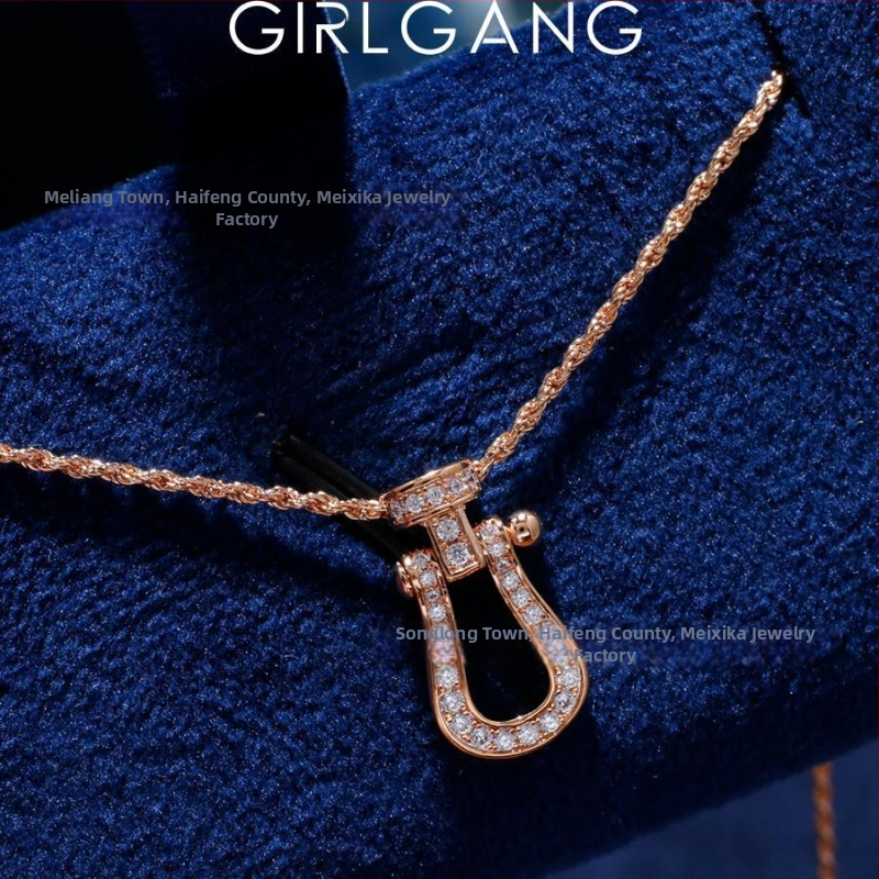 Réz nyaklánc U-alakú geometriai medállal, Zircon, csavart lánc, gyémántcsiszolt kivitel