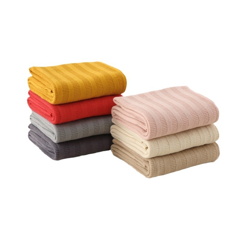 Pletena deka od poliesternih vlakana, 800–1000 g, jednobojna, prilagodljiva, moderan minimalistički stil