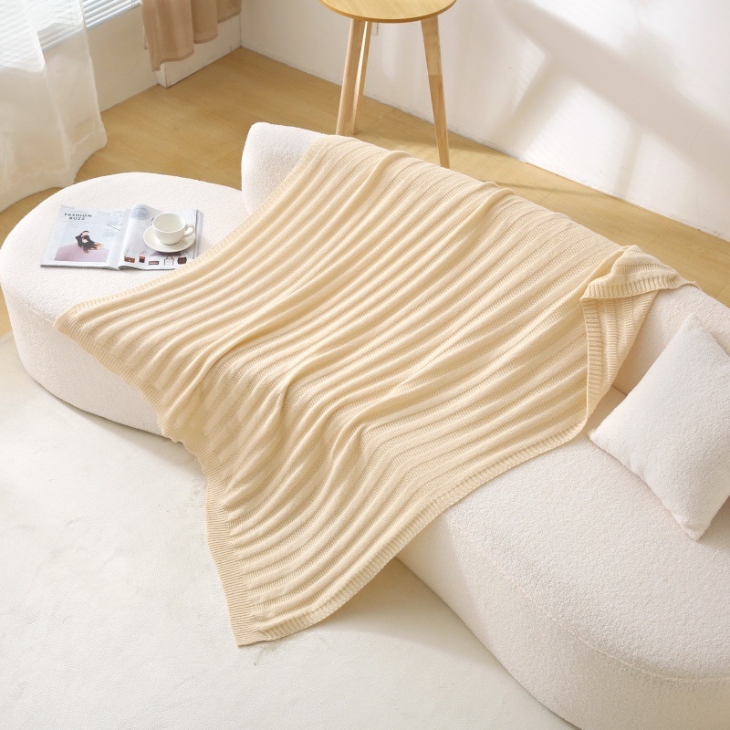 Pletena deka od poliesternih vlakana, 800–1000 g, jednobojna, prilagodljiva, moderan minimalistički stil