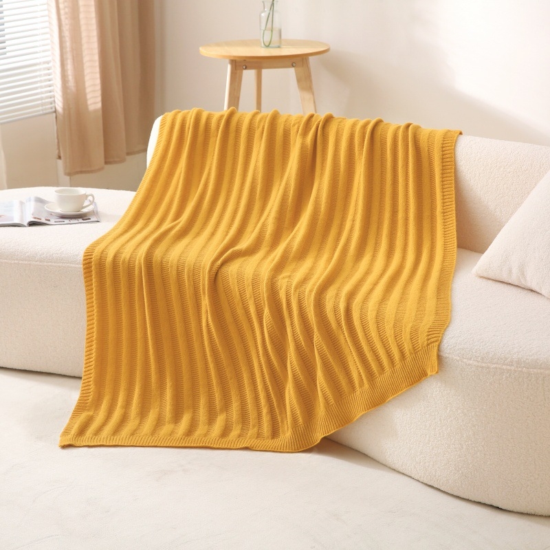 Pletena deka od poliesternih vlakana, 800–1000 g, jednobojna, prilagodljiva, moderan minimalistički stil