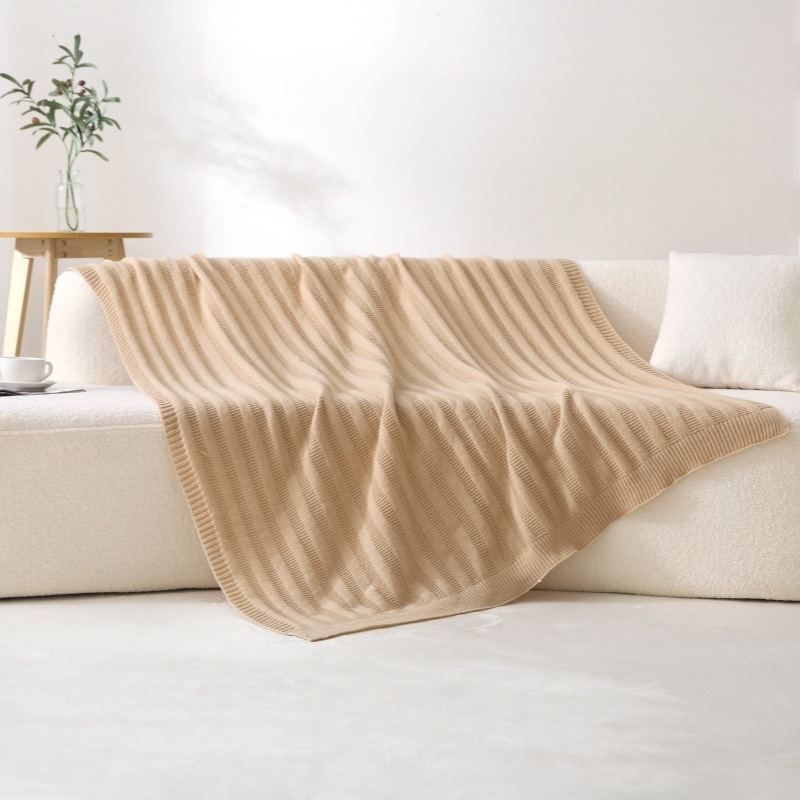 Pletena deka od poliesternih vlakana, 800–1000 g, jednobojna, prilagodljiva, moderan minimalistički stil