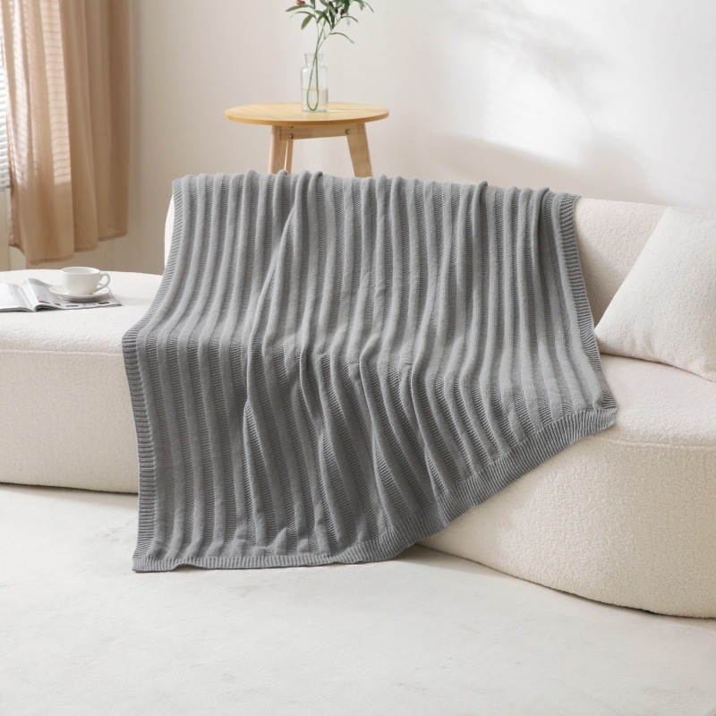 Pletena deka od poliesternih vlakana, 800–1000 g, jednobojna, prilagodljiva, moderan minimalistički stil